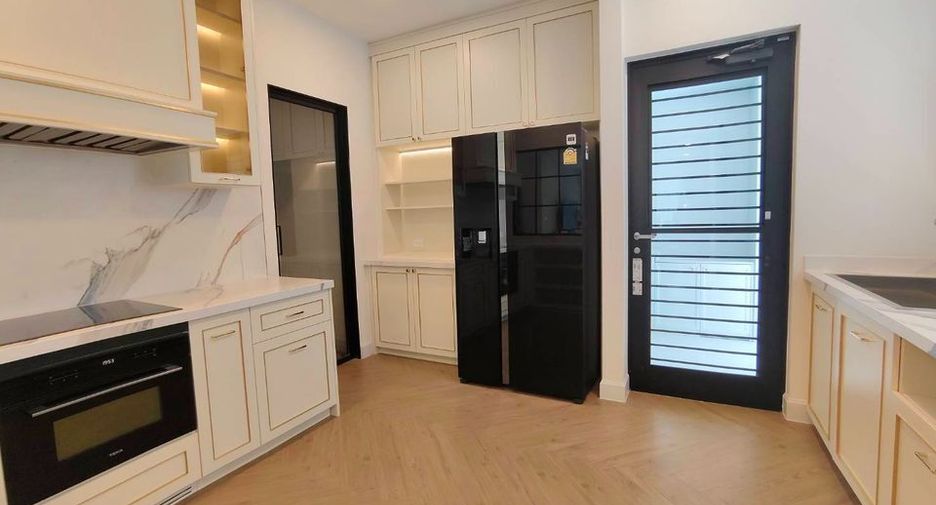 For rent 4 bedrooms house in Saphan Sung, Bangkok