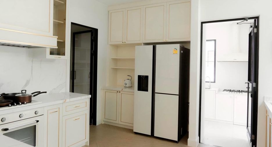 For sale 4 bedrooms house in Saphan Sung, Bangkok