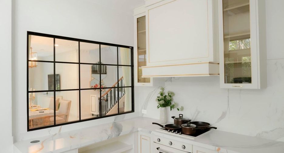 For sale 4 bedrooms house in Saphan Sung, Bangkok