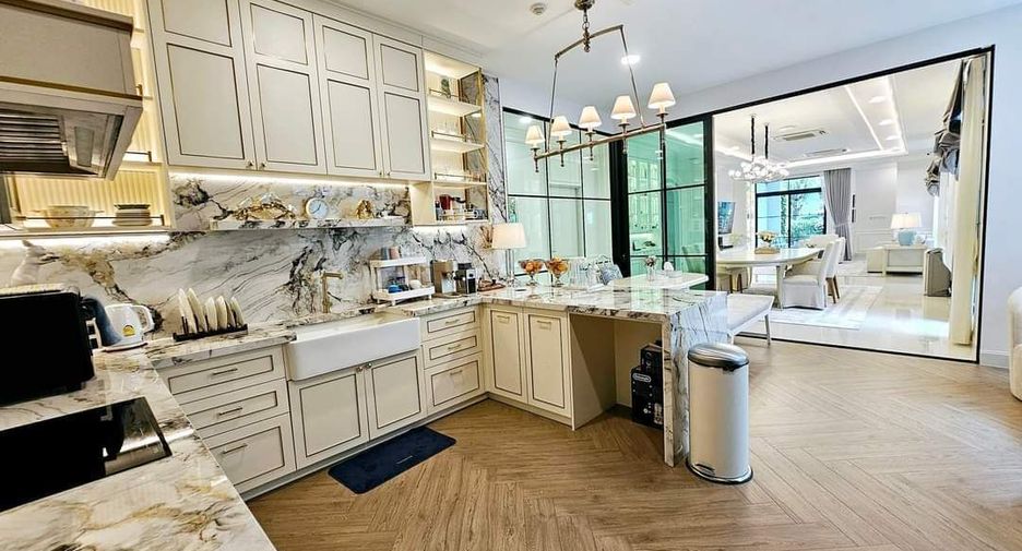 For sale 5 bedrooms house in Saphan Sung, Bangkok