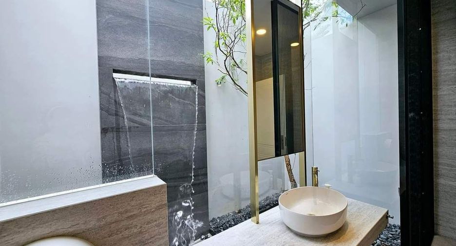 For sale 5 bedrooms house in Saphan Sung, Bangkok