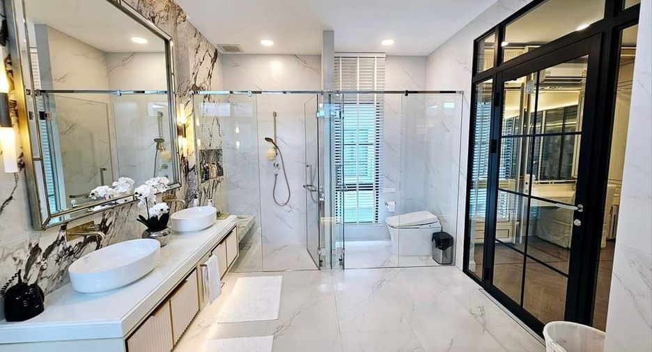 For sale 5 bedrooms house in Saphan Sung, Bangkok