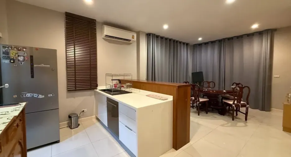 À louer 3 chambres maison à Bang Na, Bangkok