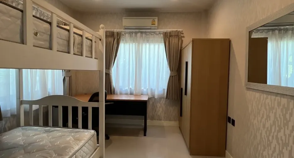 For rent 4 bedrooms house in Bang Kapi, Bangkok