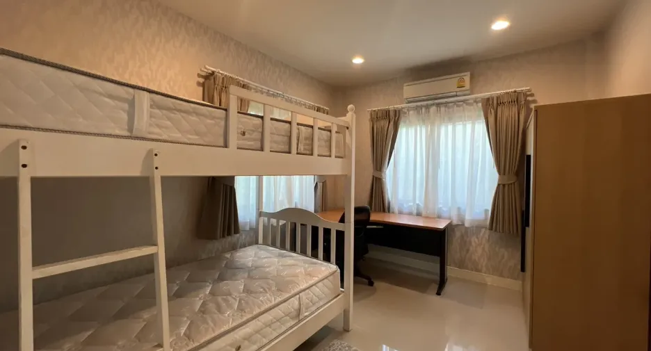 For rent 4 bedrooms house in Bang Kapi, Bangkok