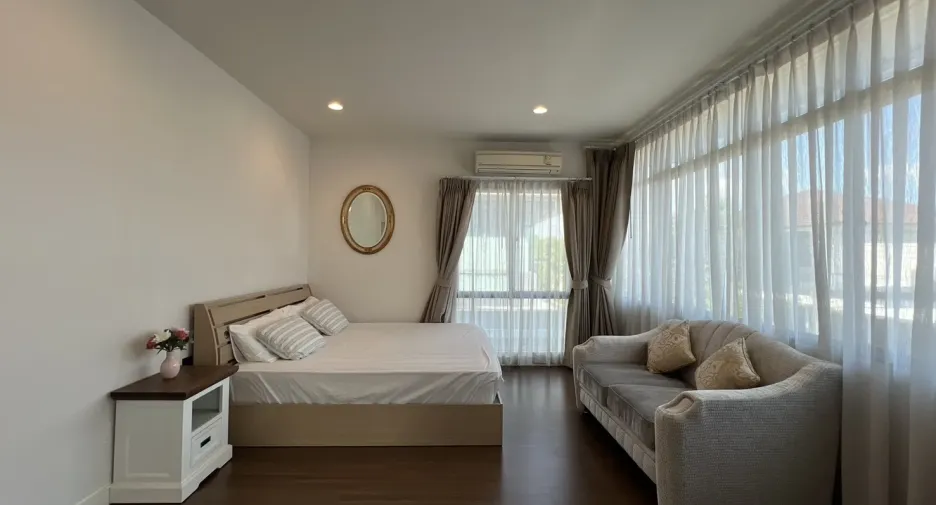 For rent 4 bedrooms house in Bang Kapi, Bangkok