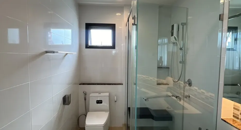 For rent 4 bedrooms house in Bang Kapi, Bangkok