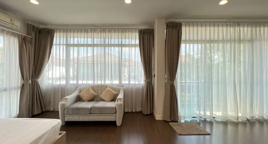 For rent 4 bedrooms house in Bang Kapi, Bangkok