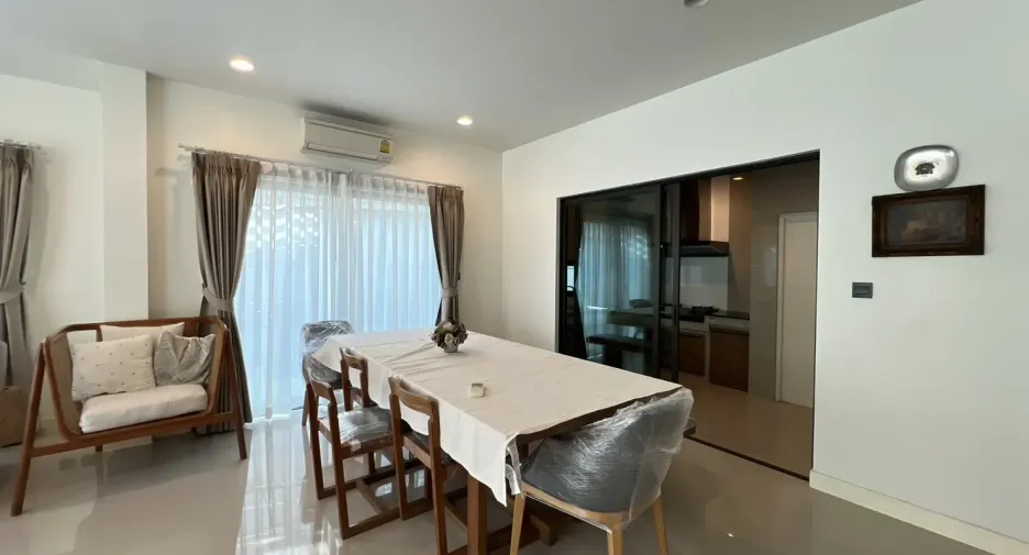 For rent 4 bedrooms house in Bang Kapi, Bangkok