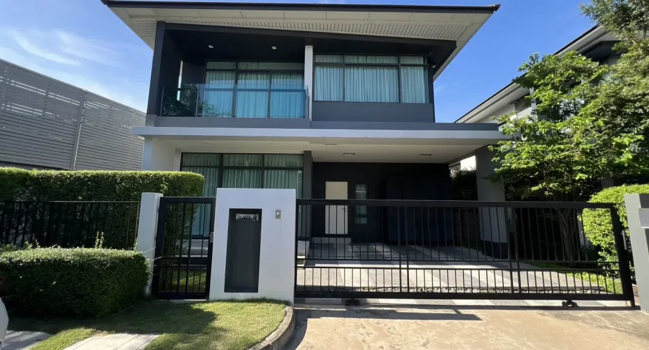 For rent 4 bedrooms house in Bang Kapi, Bangkok