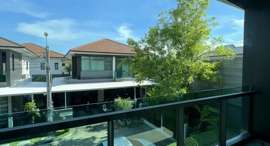 For rent 4 bedrooms house in Bang Kapi, Bangkok