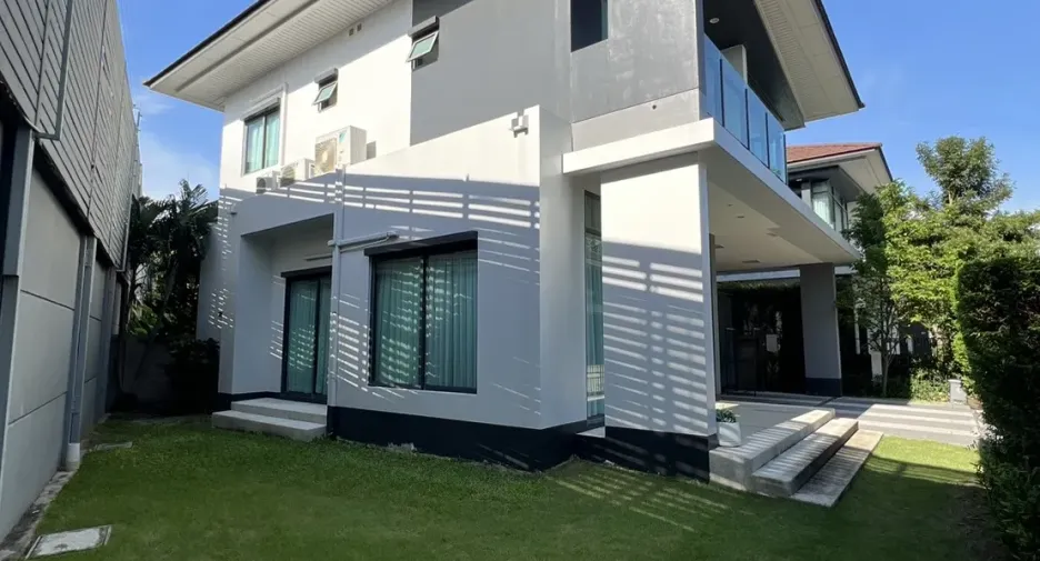 For rent 4 bedrooms house in Bang Kapi, Bangkok