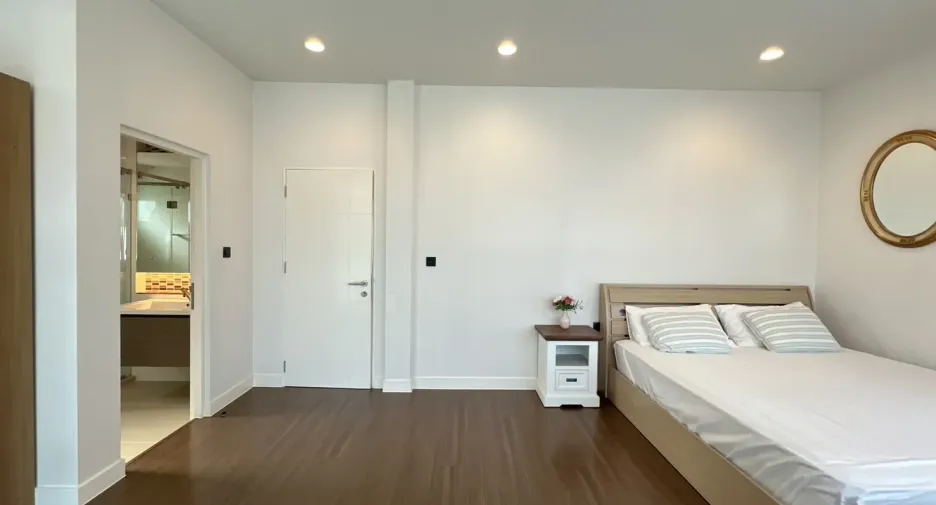 For rent 4 bedrooms house in Bang Kapi, Bangkok