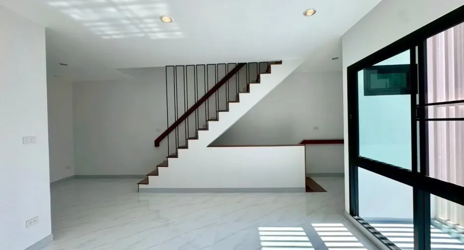 For rent 3 bedrooms office in Wang Thonglang, Bangkok