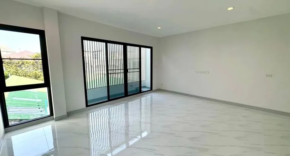 For rent 3 bedrooms office in Wang Thonglang, Bangkok