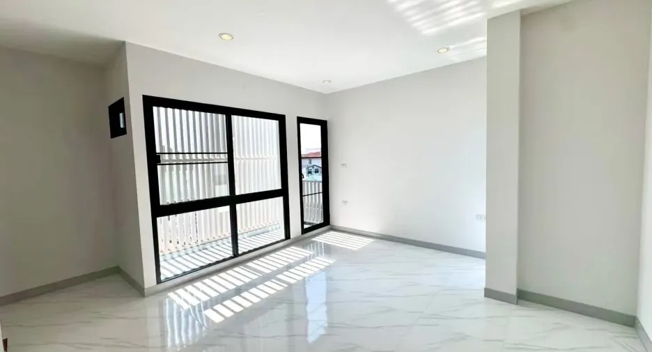 For rent 3 bedrooms office in Wang Thonglang, Bangkok