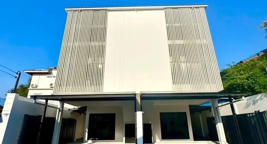For rent 3 bedrooms office in Wang Thonglang, Bangkok