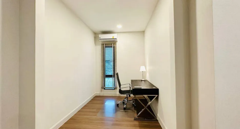 For sale and for rent 4 bedrooms house in Saphan Sung, Bangkok