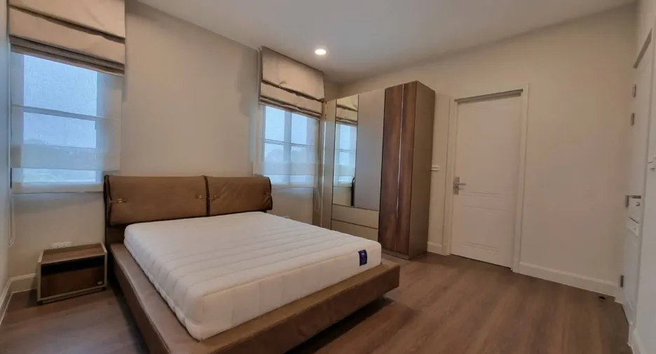 For sale and for rent 4 bedrooms house in Saphan Sung, Bangkok
