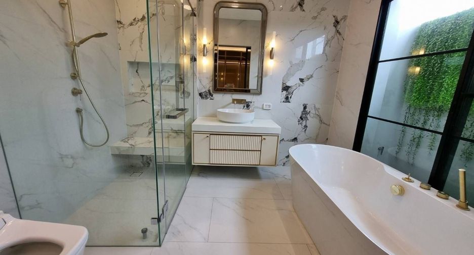 Casa en venta y en alquiler de 4 habitaciones en Saphan Sung, Bangkok