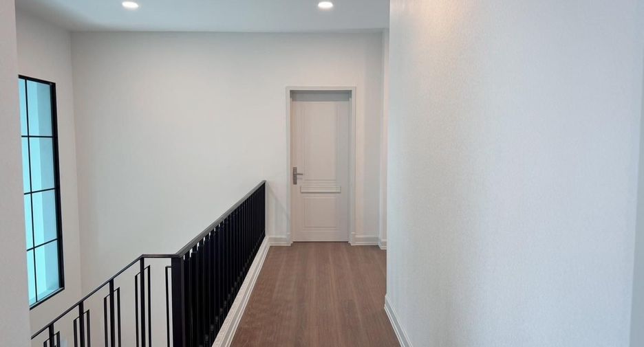 For rent and for sale 4 bedrooms house in Saphan Sung, Bangkok