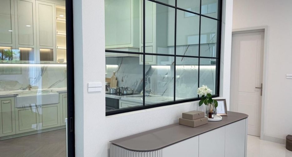 For rent and for sale 4 bedrooms house in Saphan Sung, Bangkok