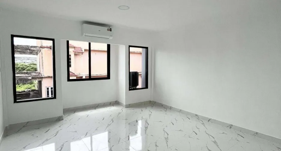 For rent 4 bedrooms townhouse in Bang Khen, Bangkok