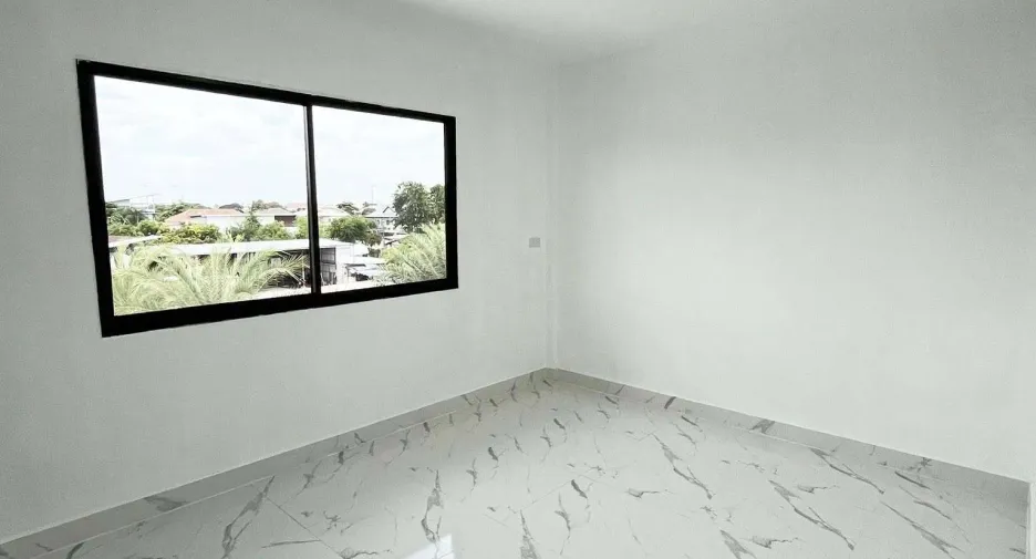 For rent 4 bedrooms townhouse in Bang Khen, Bangkok