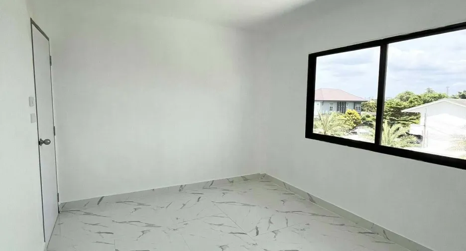 For rent 4 bedrooms townhouse in Bang Khen, Bangkok