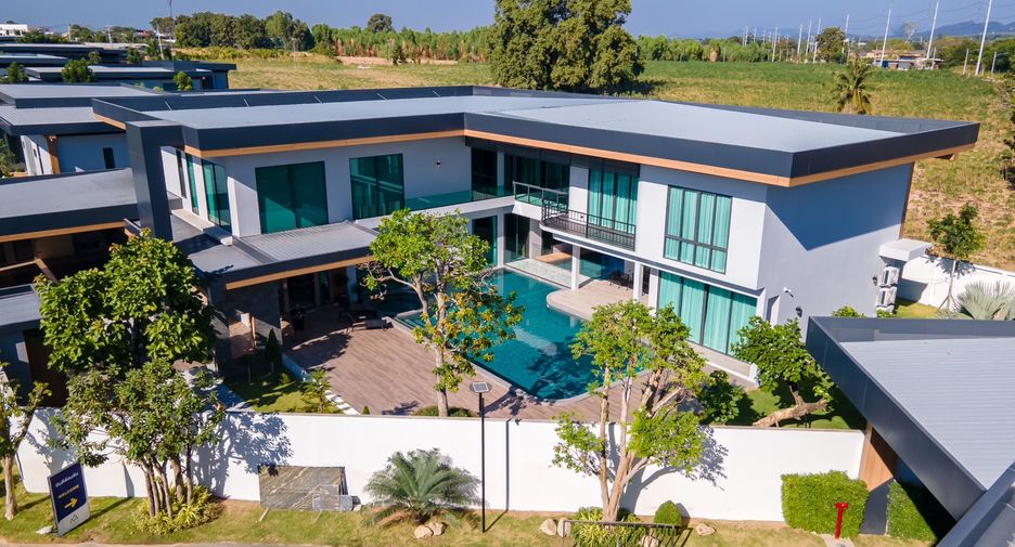 For sale 6 bedrooms villa in East Pattaya, Pattaya