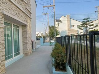 Casa adosada en venta de 3 habitaciones en Bang Lamung, Chonburi