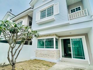 Casa adosada en venta de 3 habitaciones en Bang Lamung, Chonburi