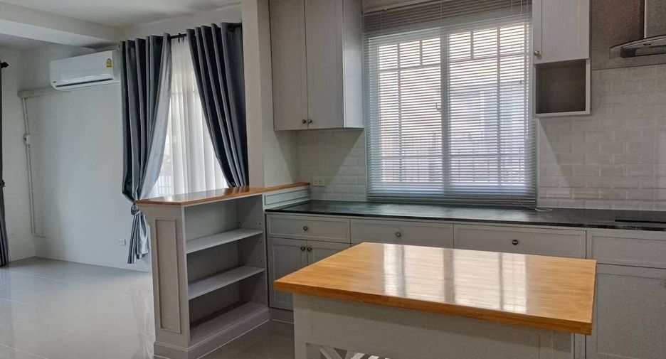 For sale 3 bedrooms townhouse in Huay Yai, Pattaya