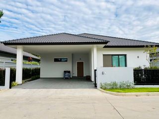 For sale 3 ベッドルーム villa in Bang Lamung, Chonburi