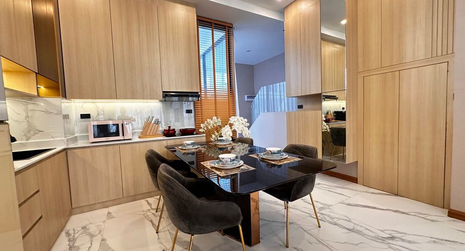 For sale 4 bedrooms townhouse in Bang Lamung, Chonburi