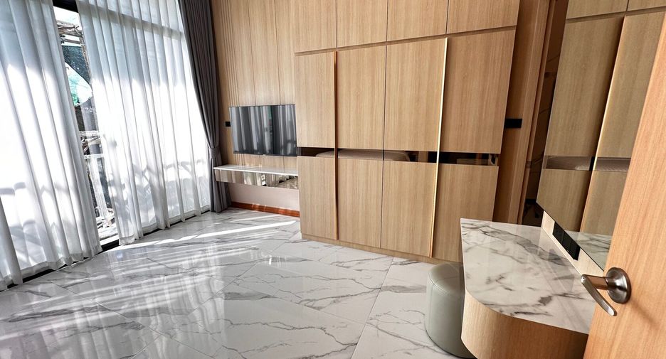For sale 4 bedrooms townhouse in Bang Lamung, Chonburi