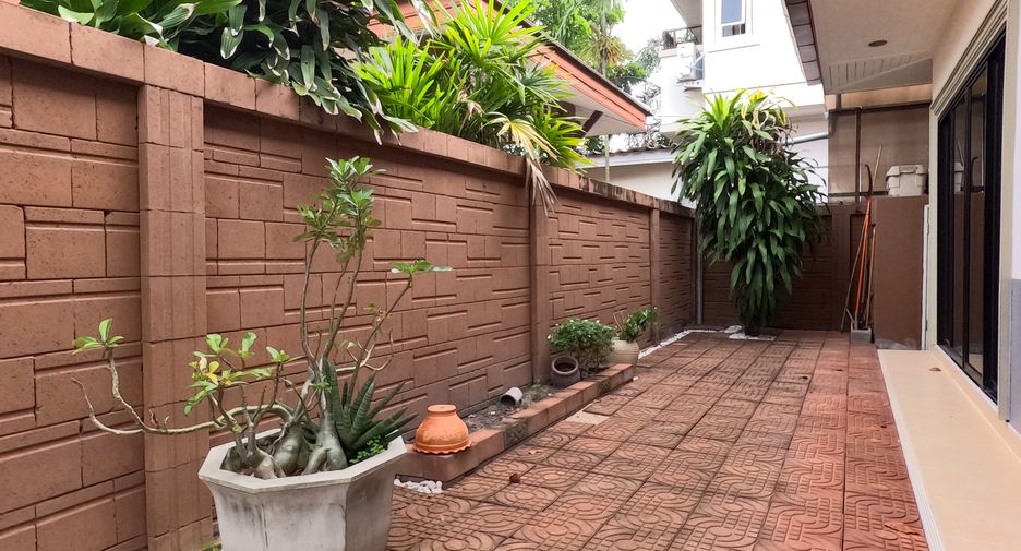 For sale 3 bedrooms villa in Huay Yai, Pattaya