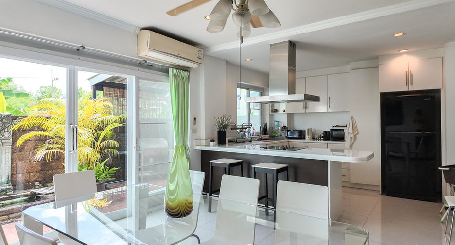 Casa adosada en venta de 3 habitaciones en Sattahip, Chonburi