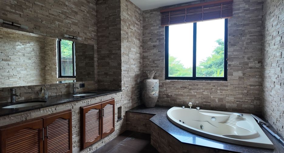 For sale 6 bedrooms villa in Huay Yai, Pattaya