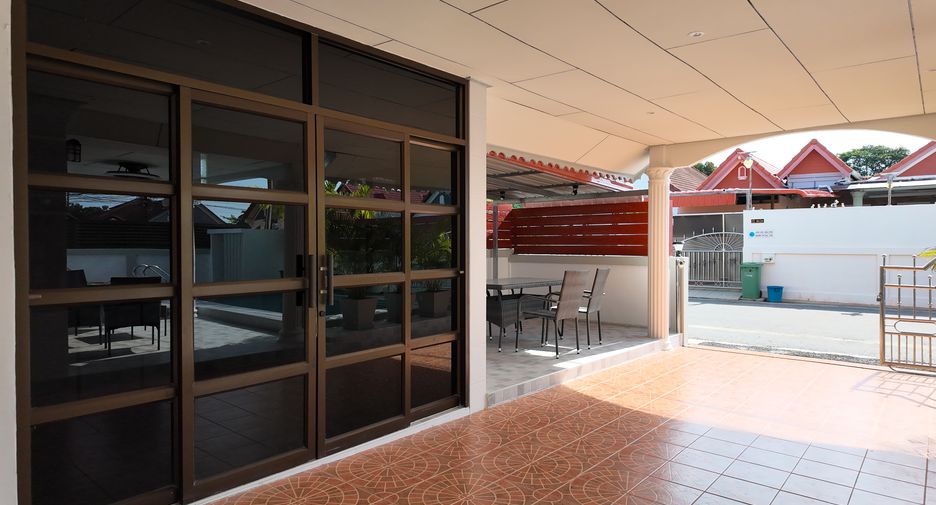 For sale 4 bedrooms villa in East Pattaya, Pattaya