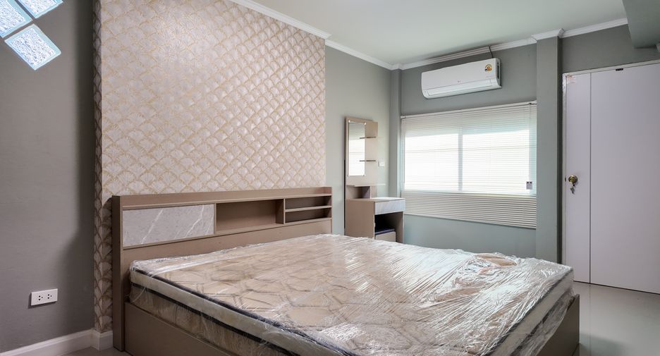 For sale 4 bedrooms villa in East Pattaya, Pattaya