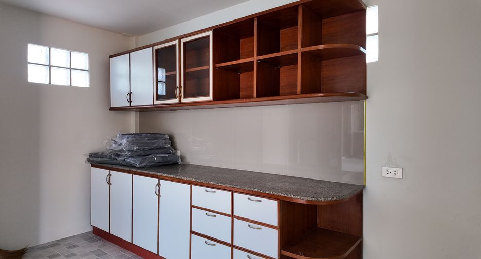 For sale 4 bedrooms villa in East Pattaya, Pattaya