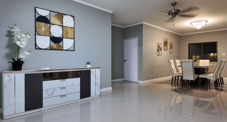 For sale 4 bedrooms villa in East Pattaya, Pattaya