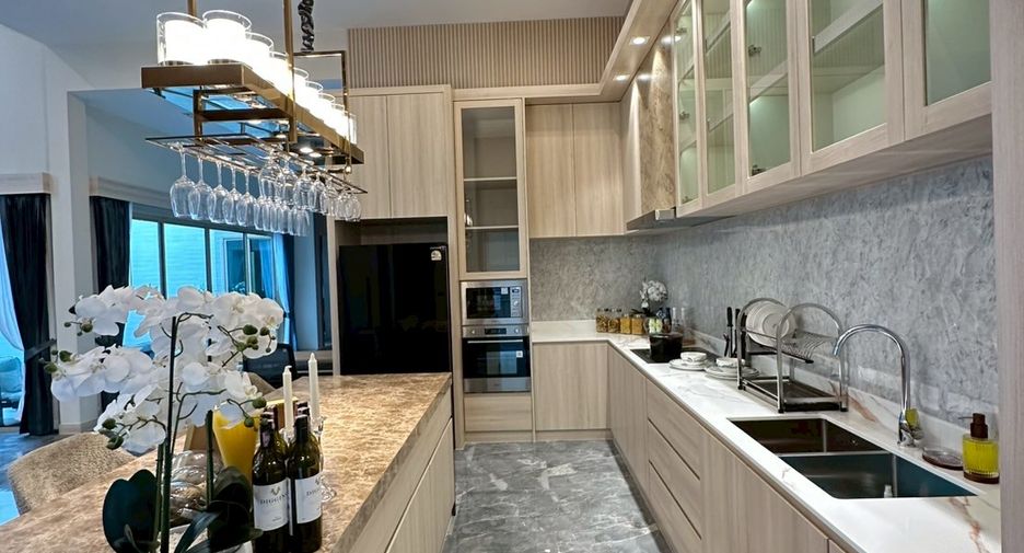 For sale 4 bedrooms villa in East Pattaya, Pattaya