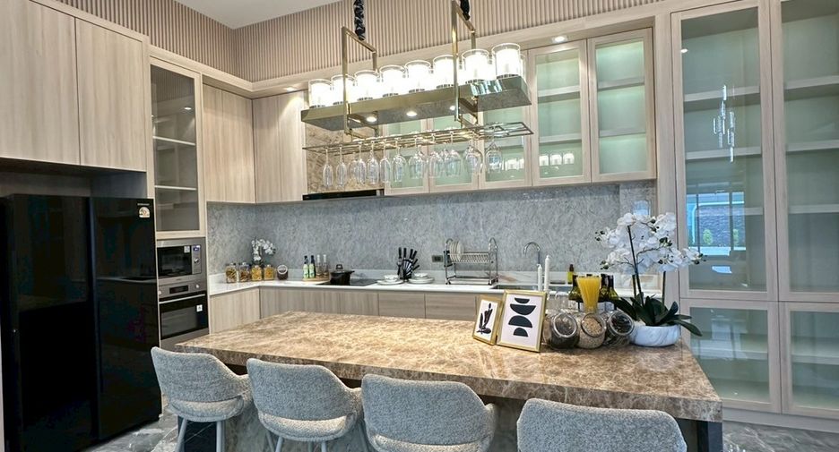 For sale 4 bedrooms villa in East Pattaya, Pattaya