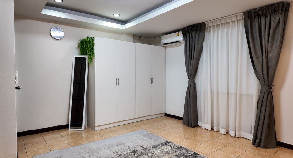 Casa adosada en venta de 3 habitaciones en Bang Lamung, Chonburi