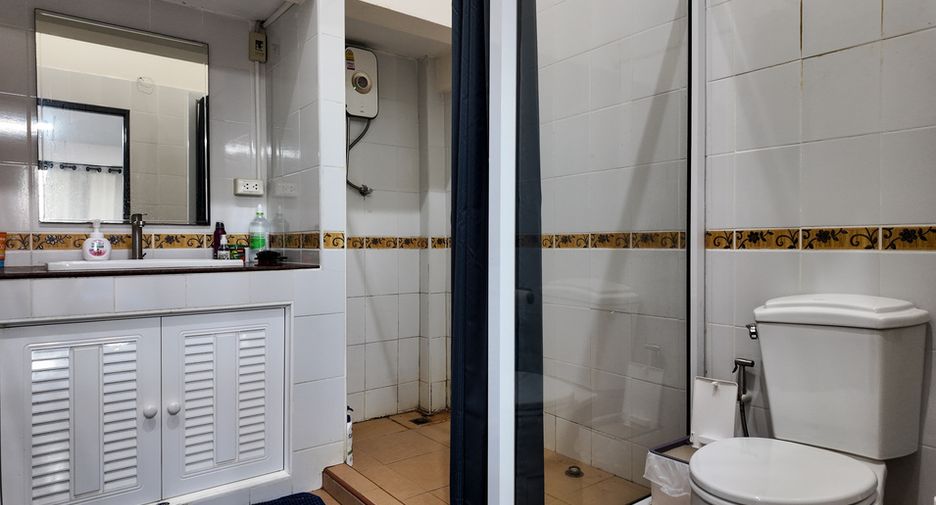 Casa adosada en venta de 3 habitaciones en Bang Lamung, Chonburi