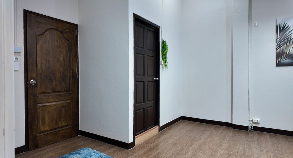 Casa adosada en venta de 3 habitaciones en Bang Lamung, Chonburi
