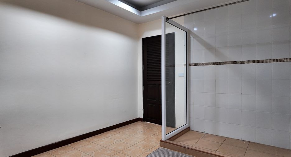 Casa adosada en venta de 3 habitaciones en Bang Lamung, Chonburi