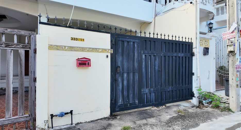 Casa adosada en venta de 3 habitaciones en Bang Lamung, Chonburi